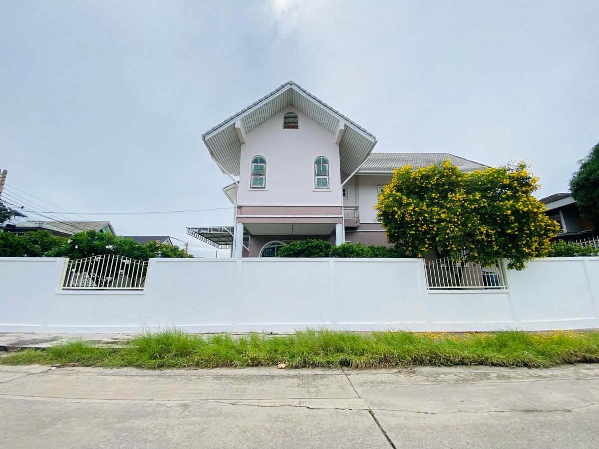 For SaleHouseOnnut, Udomsuk : House for sale in the back of the alley at Muang Thong 4, Sukhumvit 101 (Soi Wat Thammamongkol), near BTS Punnawithi and True Digital Park. Convenient travel location, suitable for both living and investment.