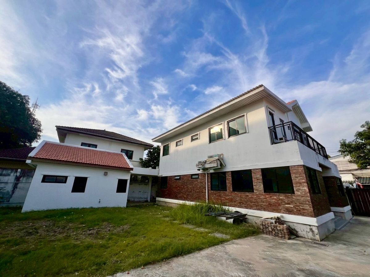 ขายบ้านพระราม 8 สามเสน ราชวัตร : 📢👇 โอกาสสุดพิเศษ! บ้านและที่ดินที่หายากในเขตนี้ สไตล์คลาสสิก บนที่ดินผืนใหญ่ ใจกลางดุสิต บรรยากาศร่มรื่น สงบ เดินทางสะดวก เหมาะสำหรับอยู่อาศัย ทำสำนักงาน คลีนิค โฮมออฟฟิศ หรือพัฒนาเป็นคาเฟ่บูทีคโฮเทล **ขายตามสภาพ**