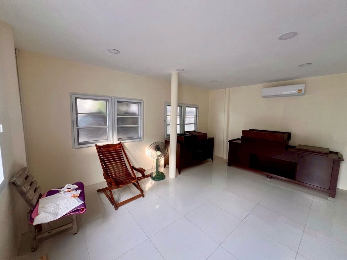 ขายบ้านพระราม 8 สามเสน ราชวัตร : 📢👇 โอกาสสุดพิเศษ! บ้านและที่ดินที่หายากในเขตนี้ สไตล์คลาสสิก บนที่ดินผืนใหญ่ ใจกลางดุสิต บรรยากาศร่มรื่น สงบ เดินทางสะดวก เหมาะสำหรับอยู่อาศัย ทำสำนักงาน คลีนิค โฮมออฟฟิศ หรือพัฒนาเป็นคาเฟ่บูทีคโฮเทล **ขายตามสภาพ**