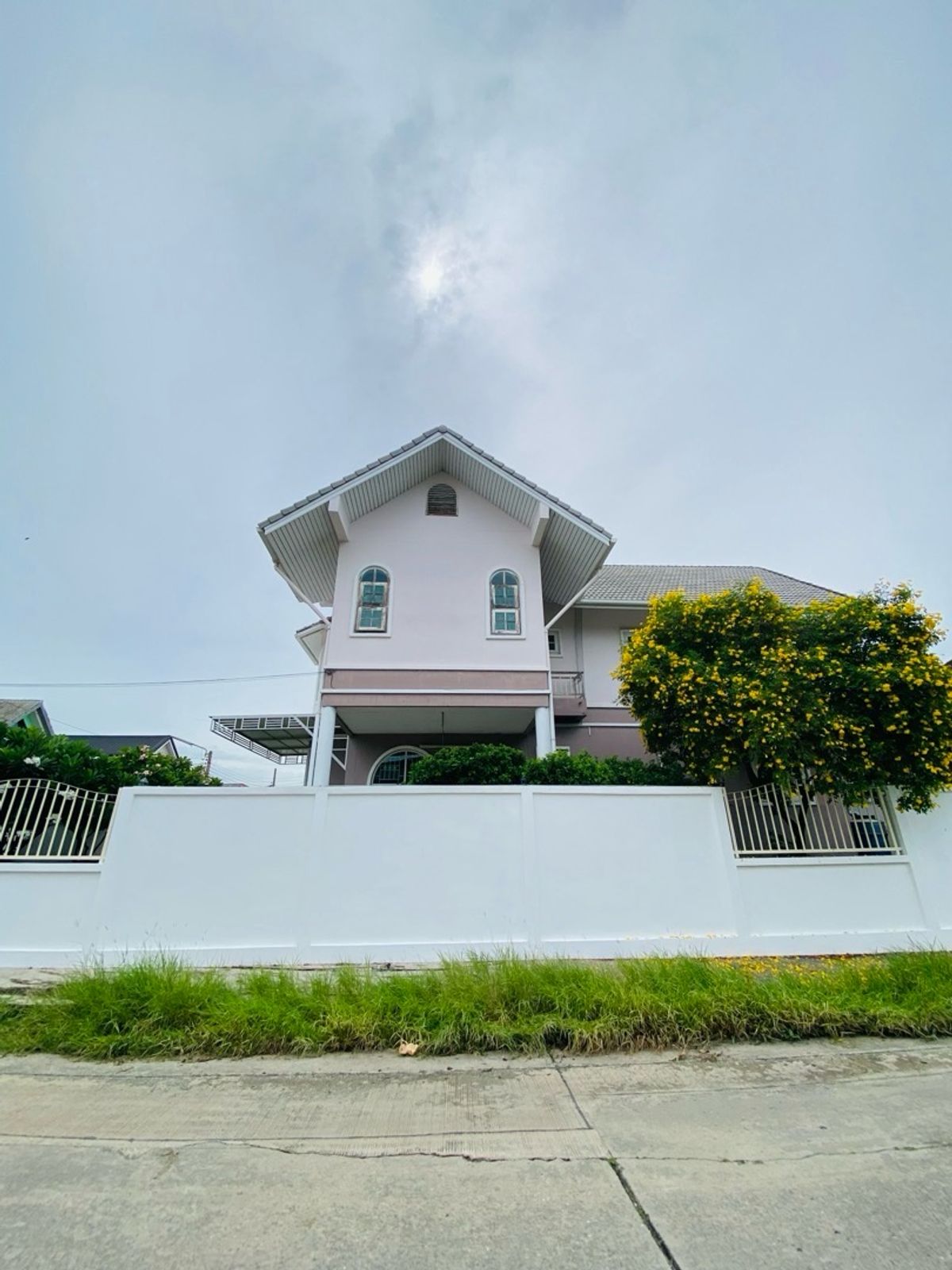 For SaleHouseOnnut, Udomsuk : House for sale in the back of the alley at Muang Thong 4, Sukhumvit 101 (Soi Wat Thammamongkol), near BTS Punnawithi and True Digital Park. Convenient travel location, suitable for both living and investment.