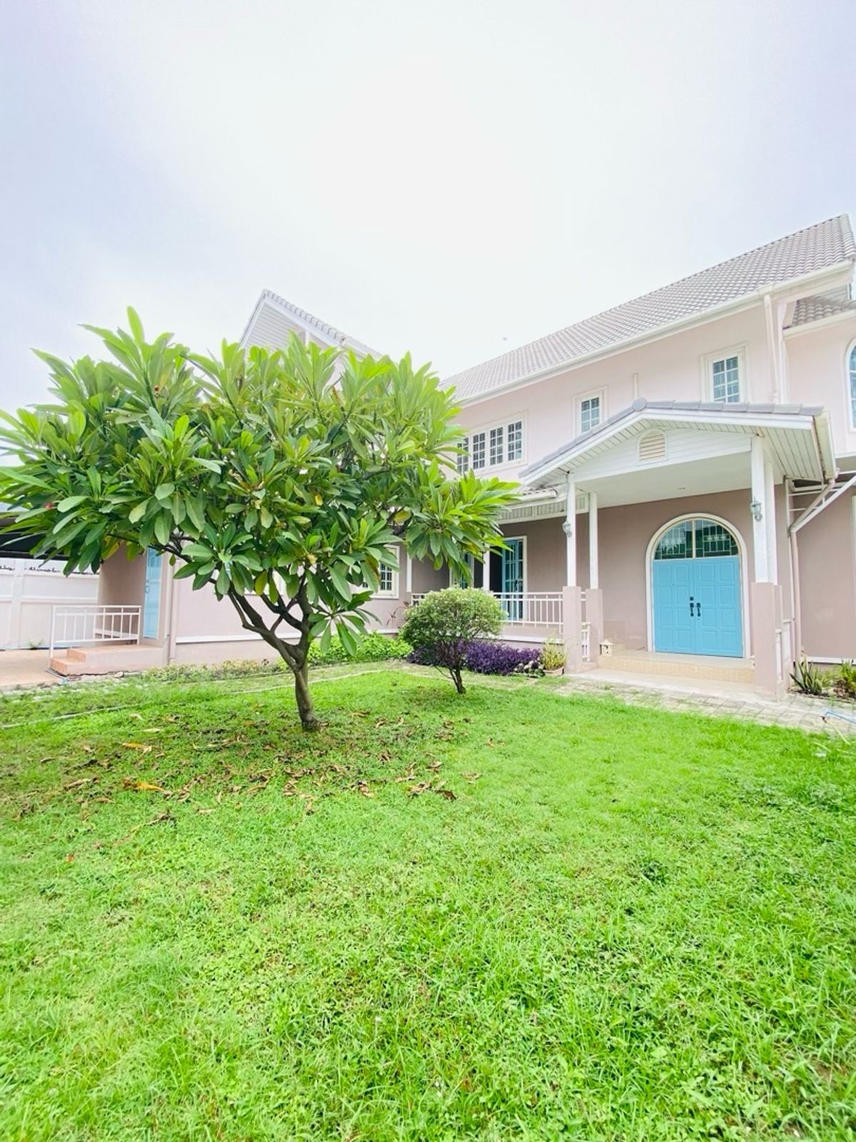 For SaleHouseOnnut, Udomsuk : House for sale in the back of the alley at Muang Thong 4, Sukhumvit 101 (Soi Wat Thammamongkol), near BTS Punnawithi and True Digital Park. Convenient travel location, suitable for both living and investment.