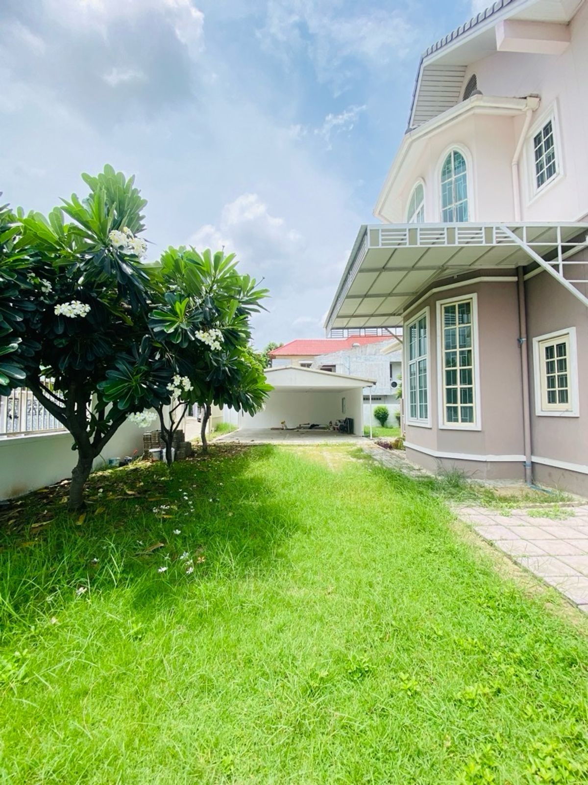 For SaleHouseOnnut, Udomsuk : House for sale in the back of the alley at Muang Thong 4, Sukhumvit 101 (Soi Wat Thammamongkol), near BTS Punnawithi and True Digital Park. Convenient travel location, suitable for both living and investment.