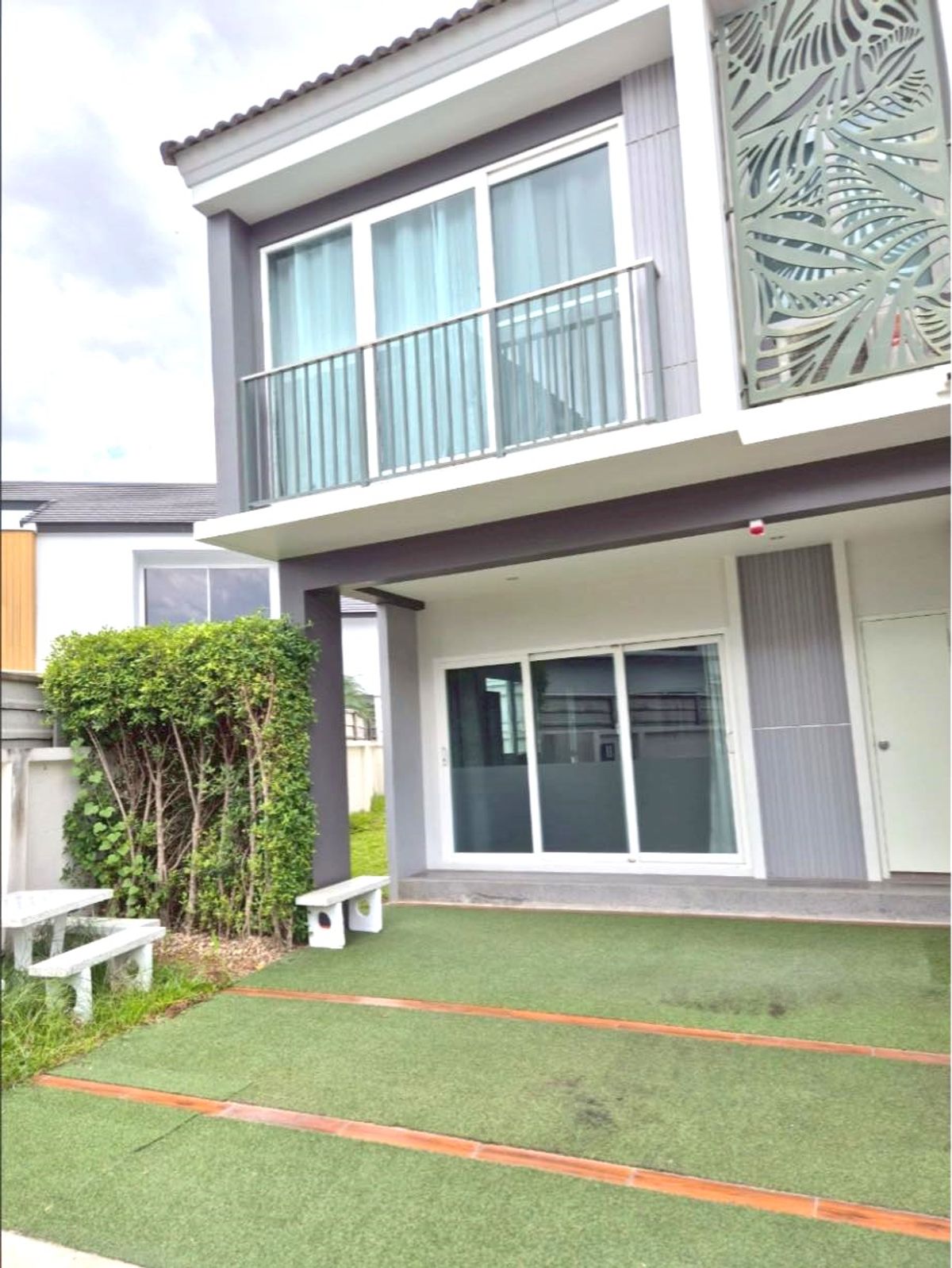 For RentTownhomeChiang Mai : Two-storey townhouse for rent  with  3 bedrooms   and 3 toilets.