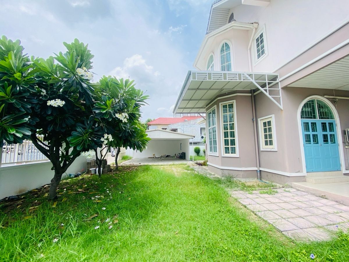 For SaleHouseOnnut, Udomsuk : House for sale in the back of the alley at Muang Thong 4, Sukhumvit 101 (Soi Wat Thammamongkol), near BTS Punnawithi and True Digital Park. Convenient travel location, suitable for both living and investment.