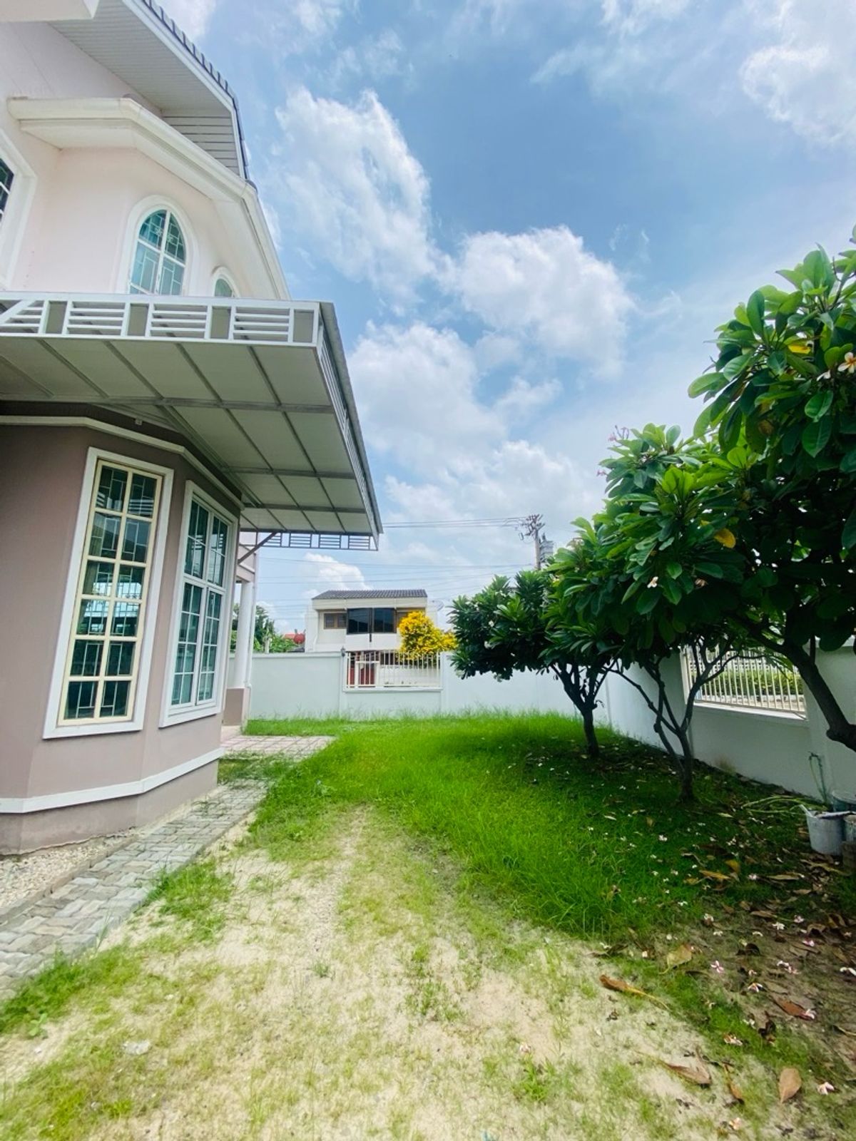 For SaleHouseOnnut, Udomsuk : House for sale in the back of the alley at Muang Thong 4, Sukhumvit 101 (Soi Wat Thammamongkol), near BTS Punnawithi and True Digital Park. Convenient travel location, suitable for both living and investment.