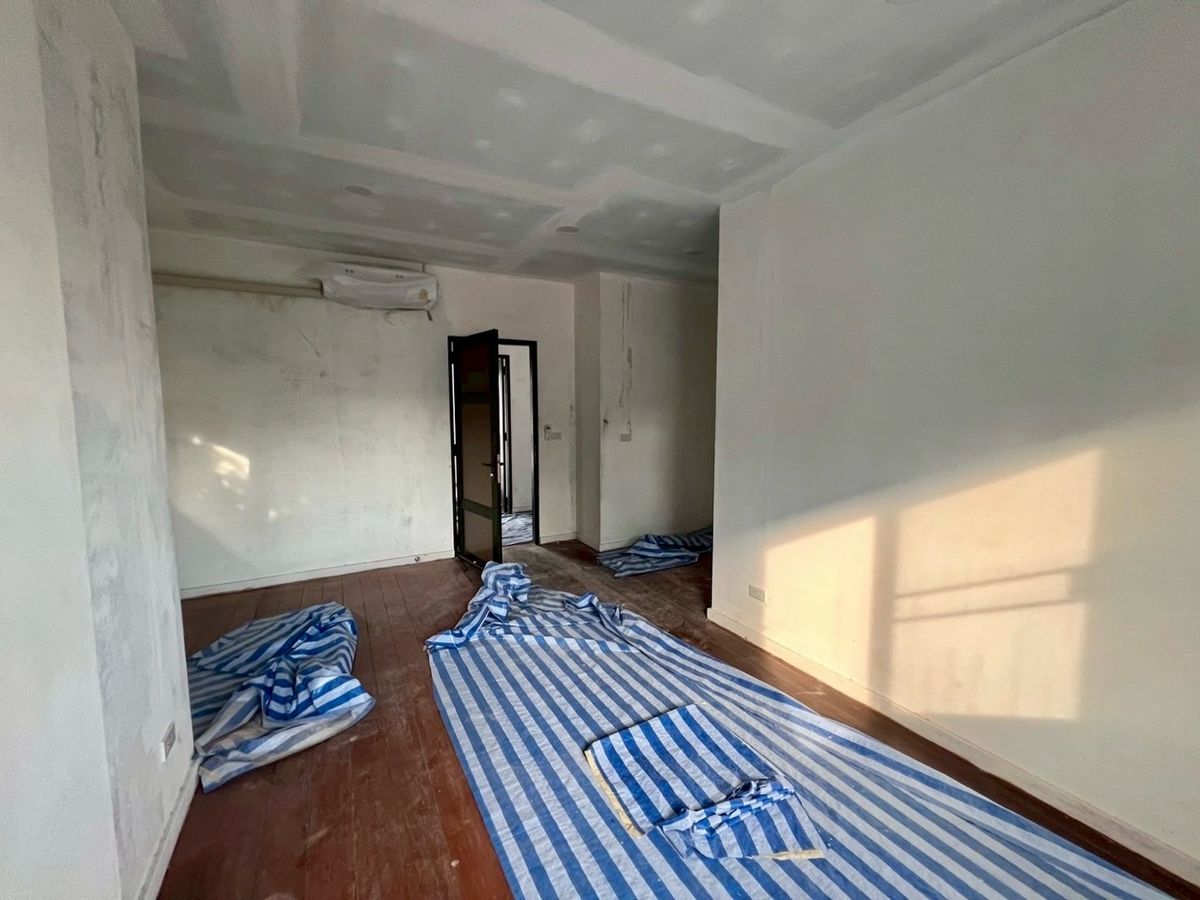 ขายบ้านพระราม 8 สามเสน ราชวัตร : 📢👇 โอกาสสุดพิเศษ! บ้านและที่ดินที่หายากในเขตนี้ สไตล์คลาสสิก บนที่ดินผืนใหญ่ ใจกลางดุสิต บรรยากาศร่มรื่น สงบ เดินทางสะดวก เหมาะสำหรับอยู่อาศัย ทำสำนักงาน คลีนิค โฮมออฟฟิศ หรือพัฒนาเป็นคาเฟ่บูทีคโฮเทล **ขายตามสภาพ**