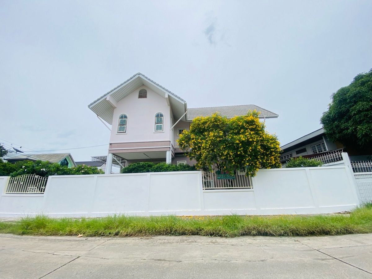For SaleHouseOnnut, Udomsuk : House for sale in the back of the alley at Muang Thong 4, Sukhumvit 101 (Soi Wat Thammamongkol), near BTS Punnawithi and True Digital Park. Convenient travel location, suitable for both living and investment.