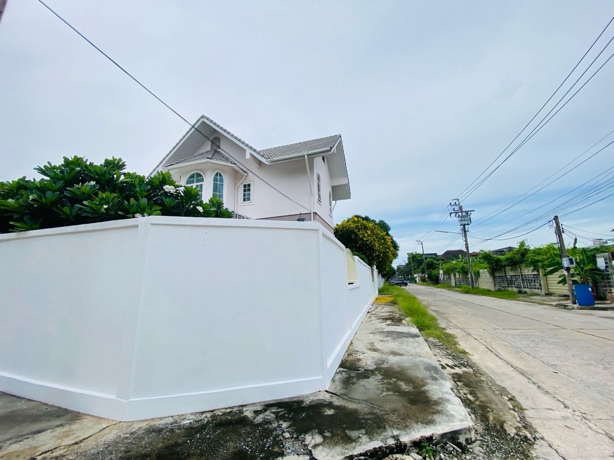 For SaleHouseOnnut, Udomsuk : House for sale in the back of the alley at Muang Thong 4, Sukhumvit 101 (Soi Wat Thammamongkol), near BTS Punnawithi and True Digital Park. Convenient travel location, suitable for both living and investment.