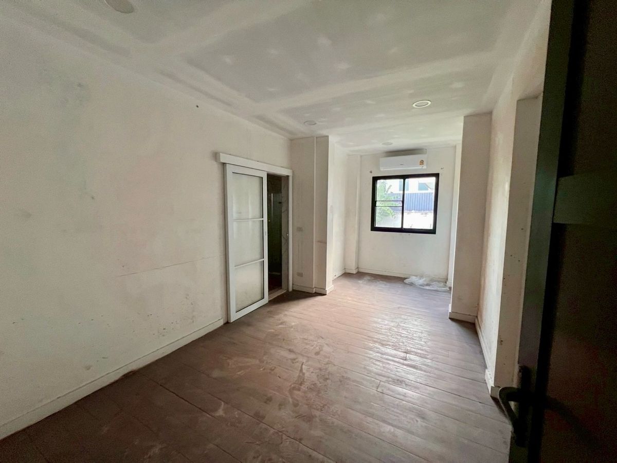 ขายบ้านพระราม 8 สามเสน ราชวัตร : 📢👇 โอกาสสุดพิเศษ! บ้านและที่ดินที่หายากในเขตนี้ สไตล์คลาสสิก บนที่ดินผืนใหญ่ ใจกลางดุสิต บรรยากาศร่มรื่น สงบ เดินทางสะดวก เหมาะสำหรับอยู่อาศัย ทำสำนักงาน คลีนิค โฮมออฟฟิศ หรือพัฒนาเป็นคาเฟ่บูทีคโฮเทล **ขายตามสภาพ**