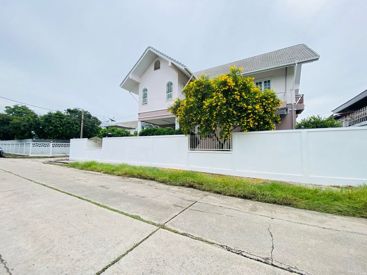 For SaleHouseOnnut, Udomsuk : House for sale in the back of the alley at Muang Thong 4, Sukhumvit 101 (Soi Wat Thammamongkol), near BTS Punnawithi and True Digital Park. Convenient travel location, suitable for both living and investment.