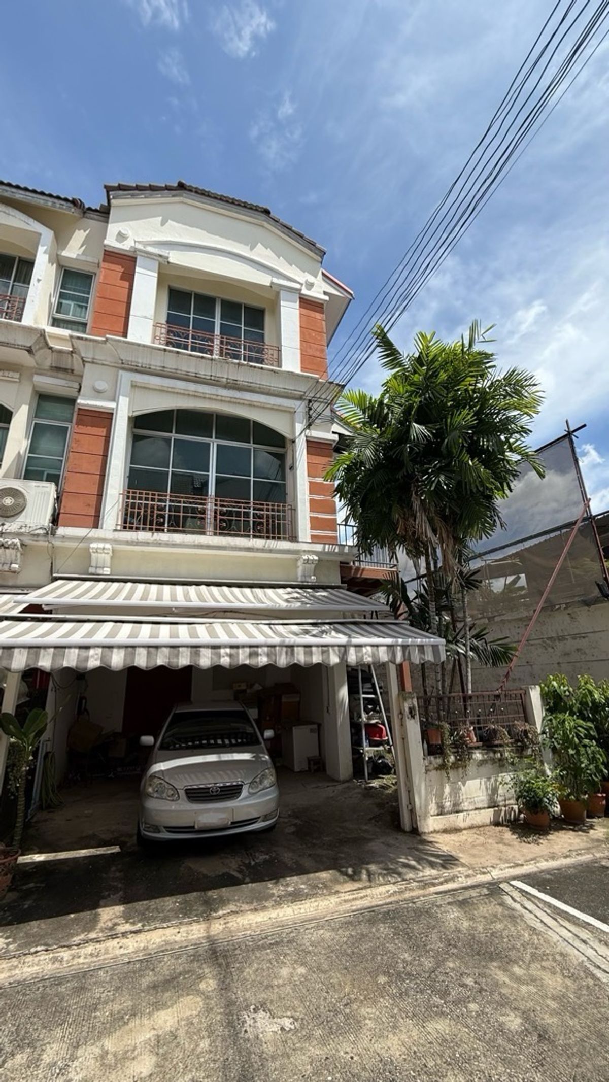 ขายทาวน์โฮมลาดพร้าว เซ็นทรัลลาดพร้าว : ต่อรองได้ ต่ำกว่าตลาด บ้านหลังมุม 37.8ตรว ราคา 15,900,000 