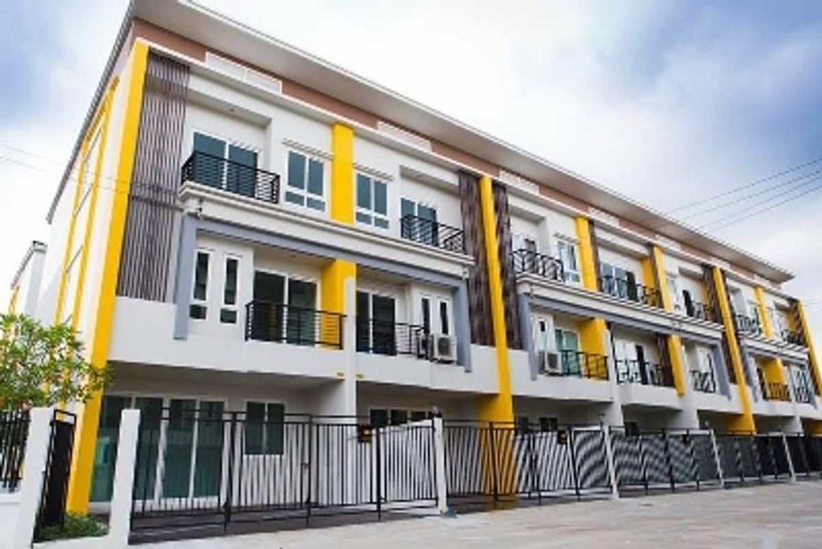 ให้เช่าทาวน์โฮมลาดกระบัง สุวรรณภูมิ : APLลาดกระบัง 4.3กมลาดกระบัง 1กม. สนามบินสุวรรณภูมิ1กม.ทาวน์โฮม 3ชั้น 25ตร.วา. 285ตร.ม. จัดเต็มเฟอร์ 4นอน รพ.จุฬารัตน์ 8 400ม.