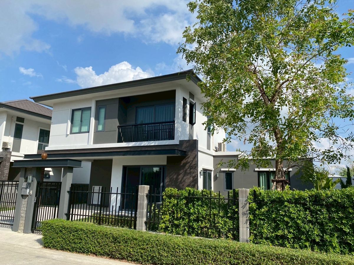 บ้านสมุทรปราการ สำโรง : ขาย/ให้เช่า! บ้านเดี่ยว บริทาเนีย บางนา กม.12 | ตกแต่งสวย พร้อมเข้าอยู่  บ้านสภาพใหม่มาก | 4 ห้องนอน 3 ห้องน้ำ | จอดรถ 2 คัน ที่ดิน 62.8 ตร.วา | พื้นที่ใช้สอย 165 ตร.ม.  ขายเพียง 7.5 ล้านบาท เช่า 45,000 บาท/เดือน
