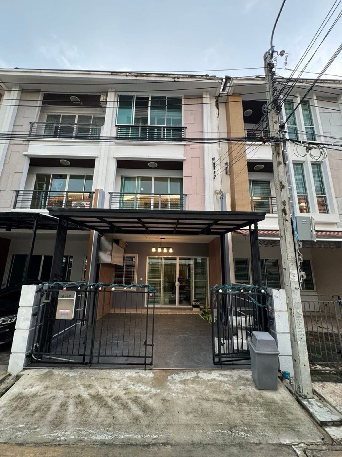 ให้เช่าทาวน์โฮมเอกชัย บางบอน : 🏡 ให้เช่าบ้านทาวน์โฮม 3 ชั้น
โครงการ บ้านกลางเมือง สาทร–ตากสิน 2
บ้านตกแต่งสวย พร้อมอยู่ บิ้วอินทั้งหลัง อยู่ในทำเลคุณภาพ ใกล้รถไฟฟ้า เหมาะสำหรับอยู่อาศัยจริง ไม่รับทำโฮมออฟฟิศ