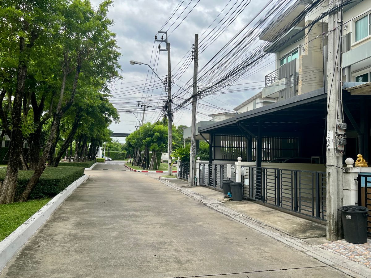 For RentTownhomePattanakan, Srinakarin : 🏡 For Rent: 2-Bedroom Townhome at Town Avenue Rama 9 by Sansiri ✨ Great location in Soi Krungthep Kreetha 7 | Beautiful home, ready to move in ✨