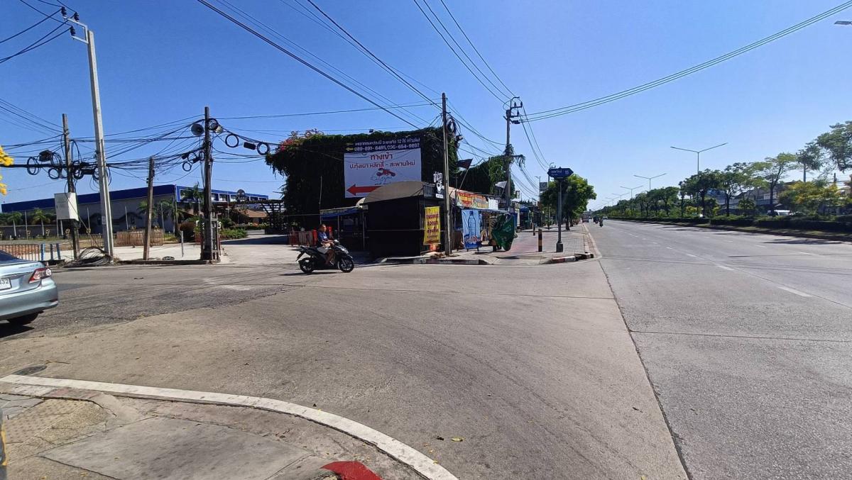 For RentLandVipawadee, Don Mueang, Lak Si : Long-term land rental Next to Theparak Road, newly cut 10 rai, next to P. Kung Pao shop, Lak Si, Saphan Mai, entrance to Soi Theparak 15, orange city plan. Near Don Mueang Airport, 4 kilometers, suitable for a community mall, warehouse, restaurant, parkin