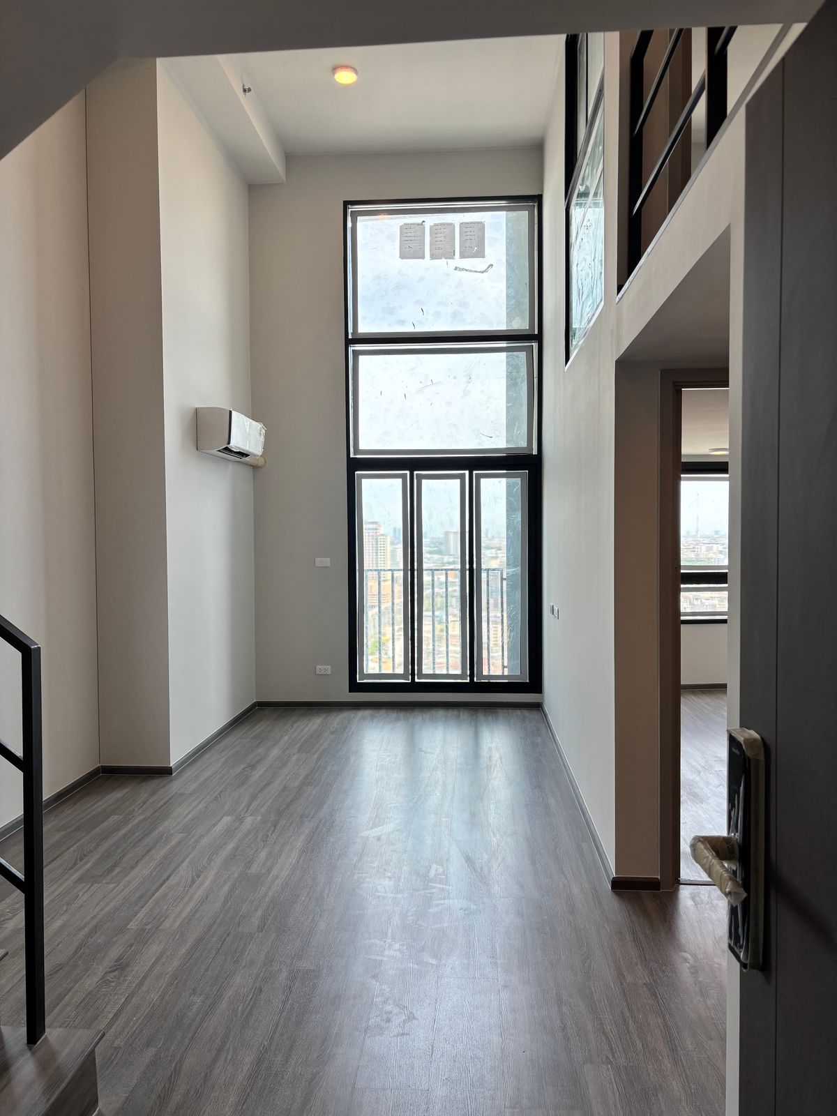 ขายดาวน์คอนโดเสรีไทย-นิด้า : (เจ้าของขายเอง) ห้อง Hybrid 41+20 sqm ตรม. 2 beds ขายถูกกว่าห้องเล็ก ห้อง Rare มีแค่ชั้นละห้อง โครงการ Sold Out 