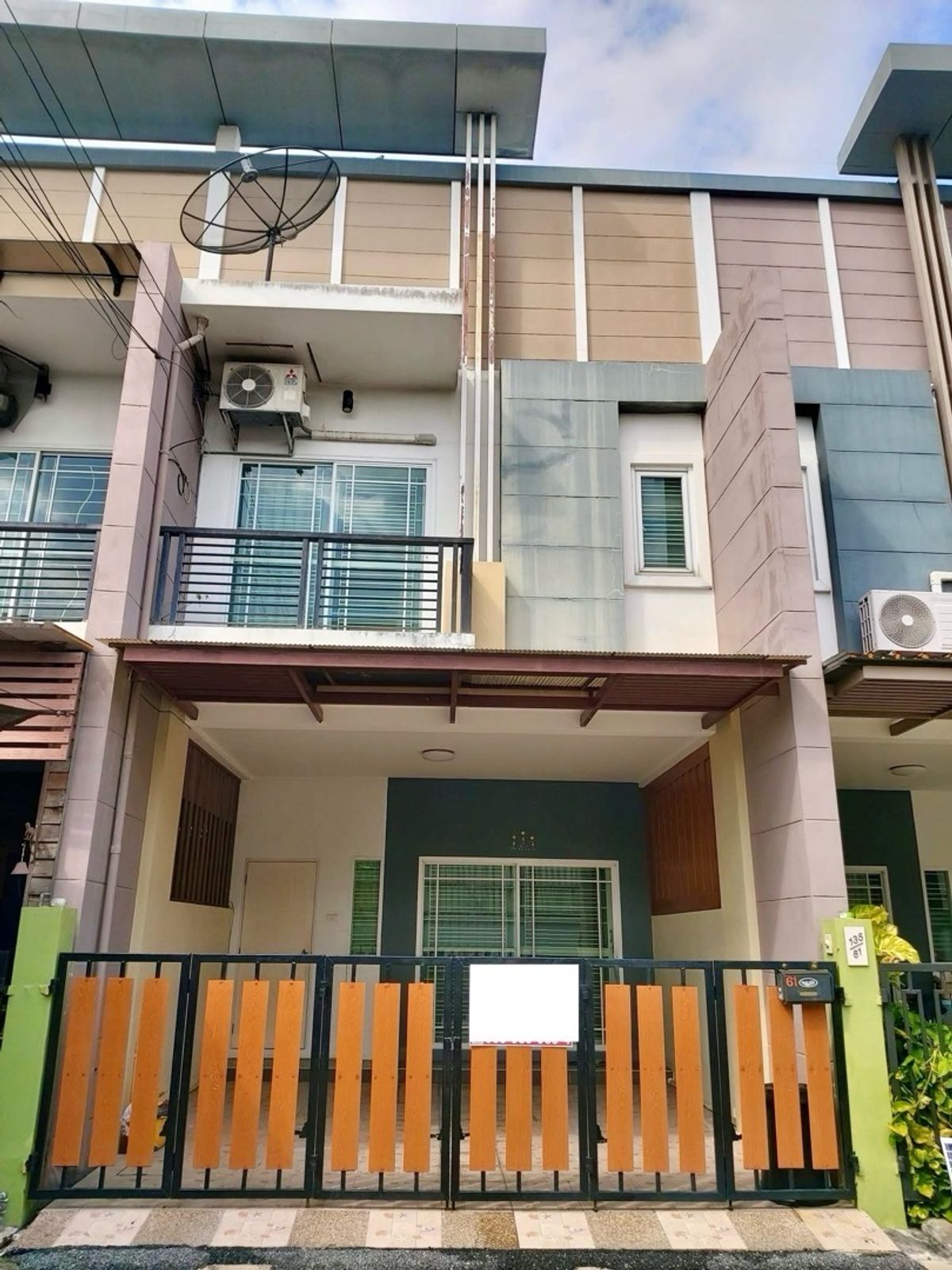 ขายทาวน์โฮมนนทบุรี บางใหญ่ บางบัวทอง : หมู่บ้านพิบูลย์โฮมทาวน์ บางบัวทอง ทำเลดีมากๆ หันหน้าทิศใต้ หน้าบ้านไม่ชนใคร ต่อเติมพร้อมอยู่