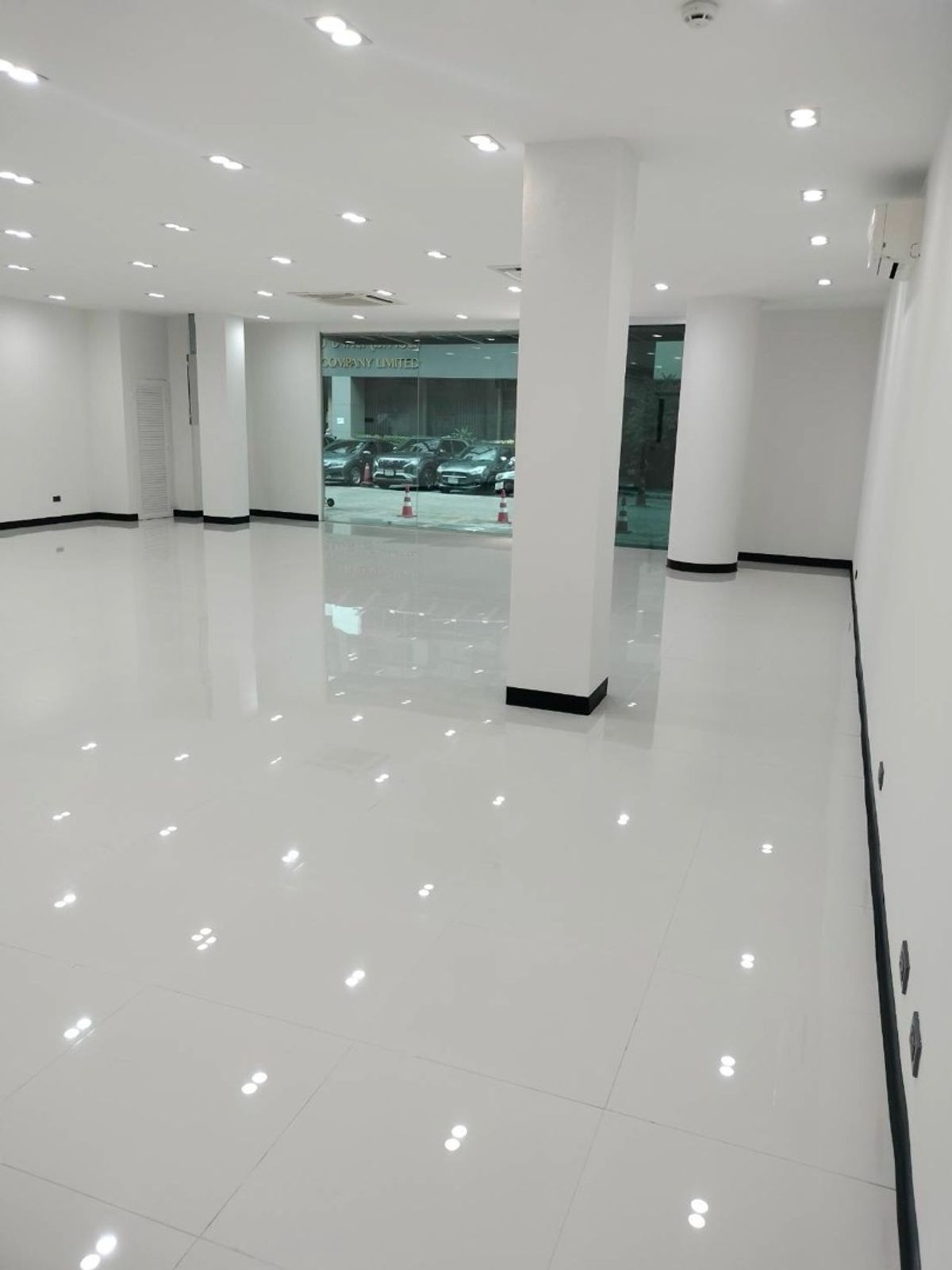For RentShowroomRatchadapisek, Huaikwang, Suttisan : Office Space / Showroom is suitable for Dental Clinic / Beauty Clinic).