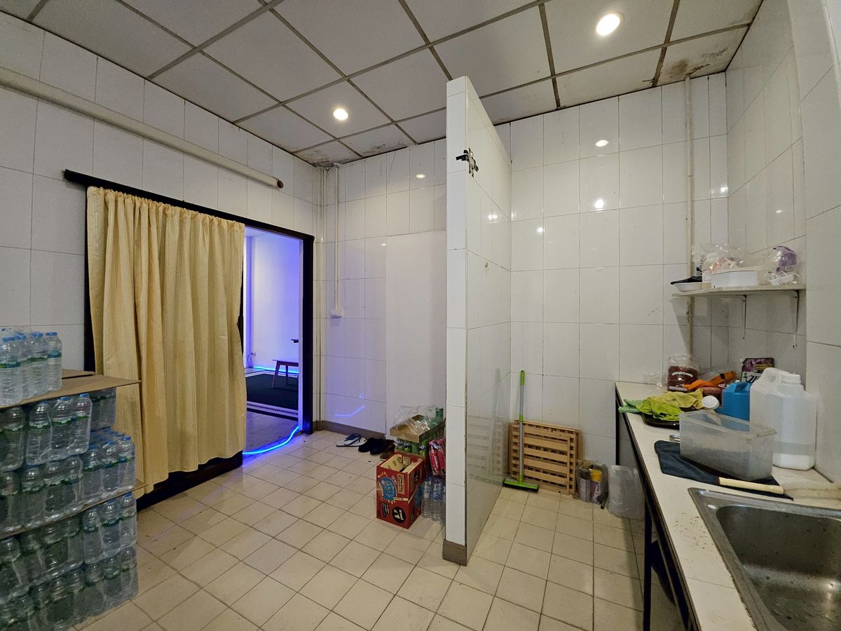 ขายอาคารพาณิชย์ปทุมธานี รังสิต ธรรมศาสตร์ : ลงทุนวันนี้! รับค่าเช่าทันที ทำเลค้าขาย ริมถนนหลัก ใกล้มหาลัย-ตลาด-รถไฟฟ้า, ตึกแถว/อาคารพาณิชย์ 2 ชั้น, 20.6 ตร.วา, ริมถนนเอกทักษิณ หมู่บ้านเมืองเอก ทำเลค้าขาย, ใกล้มหาวิทยาลัยรังสิต, ใกล้รถไฟฟ้าสายสีแดง สถานีหลักหก 