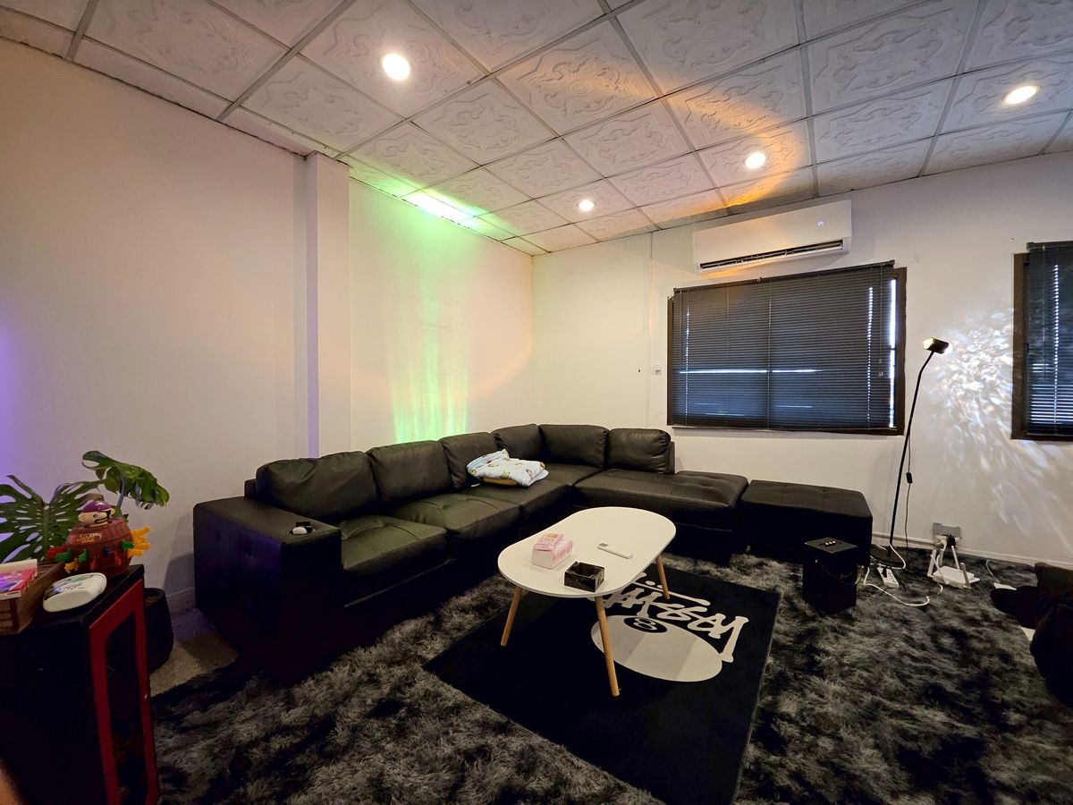 ขายอาคารพาณิชย์ปทุมธานี รังสิต ธรรมศาสตร์ : ลงทุนวันนี้! รับค่าเช่าทันที ทำเลค้าขาย ริมถนนหลัก ใกล้มหาลัย-ตลาด-รถไฟฟ้า, ตึกแถว/อาคารพาณิชย์ 2 ชั้น, 20.6 ตร.วา, ริมถนนเอกทักษิณ หมู่บ้านเมืองเอก ทำเลค้าขาย, ใกล้มหาวิทยาลัยรังสิต, ใกล้รถไฟฟ้าสายสีแดง สถานีหลักหก 