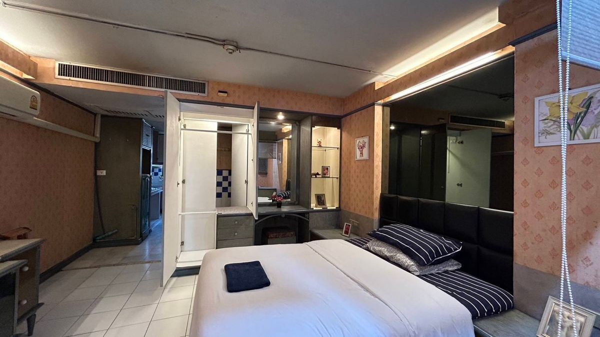For RentCondoSathorn, Narathiwat : The cheapest in Silom area, next to Silom Road, Silom, BTS Silom for rent, ITF Silom Palace 43 sqm. Floor 20 + Furniture, bed, closet, cabinet, shoes, dining table, TV, refrigerator, microwave, bathtub, water, laundry, washing machine.