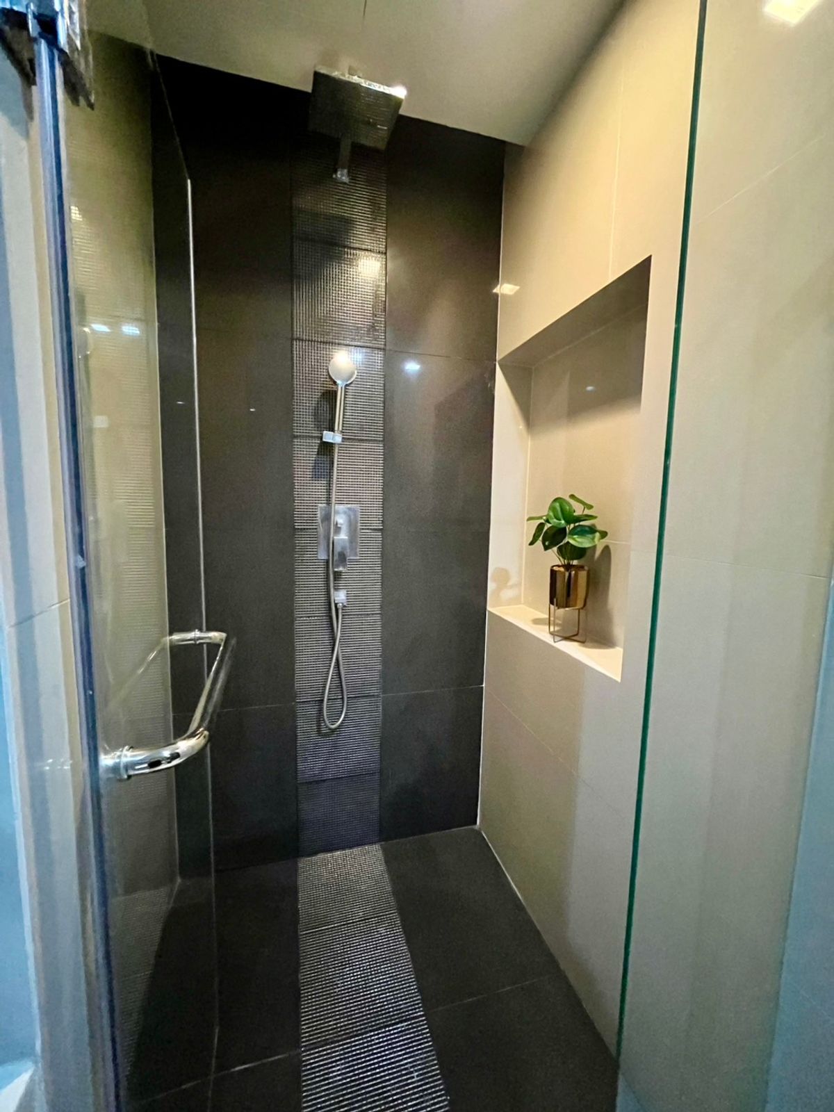 For RentCondoOnnut, Udomsuk : 🔥For urgent rent🔥 Rhythm Sukhumvit 44/1, spacious room + bathtub, fully furnished (next to BTS Phra Khanong)