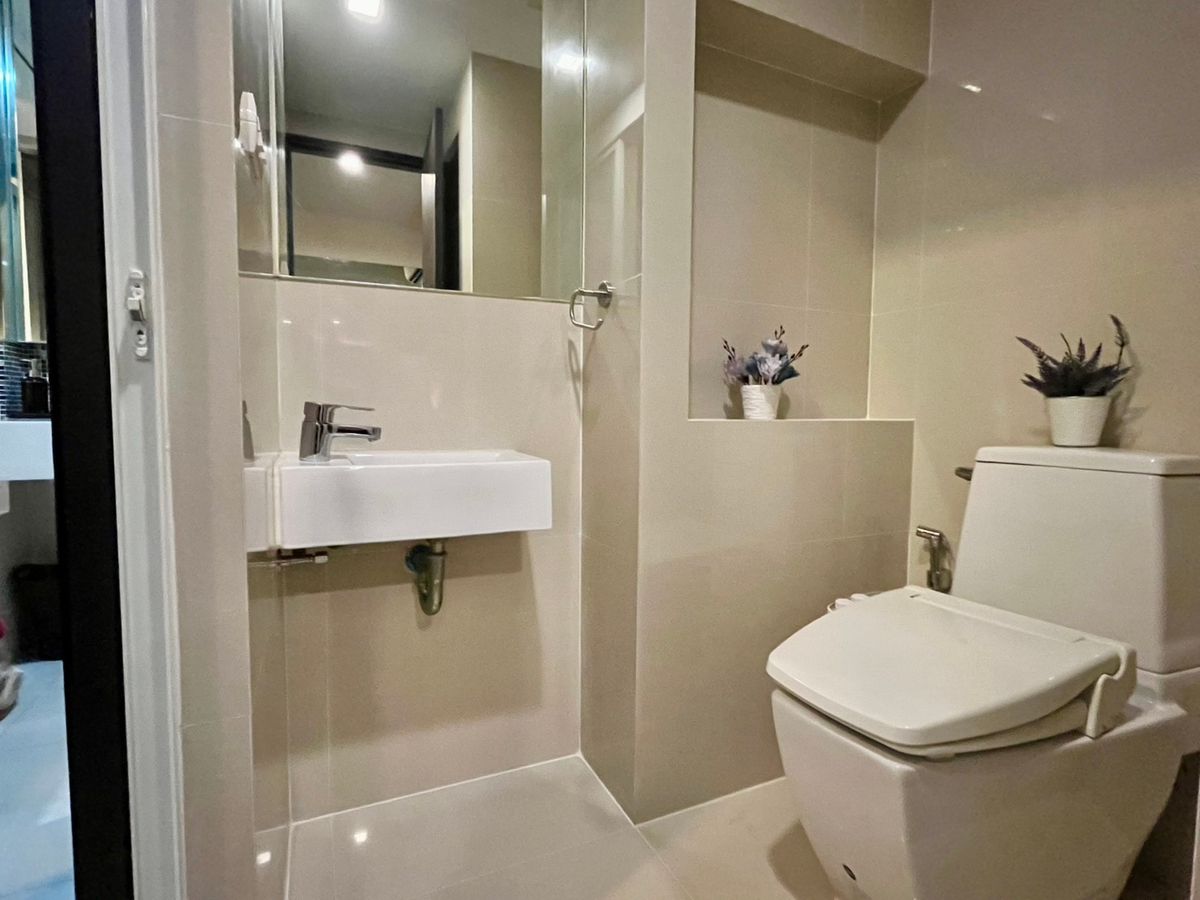 For RentCondoOnnut, Udomsuk : 🔥For urgent rent🔥 Rhythm Sukhumvit 44/1, spacious room + bathtub, fully furnished (next to BTS Phra Khanong)