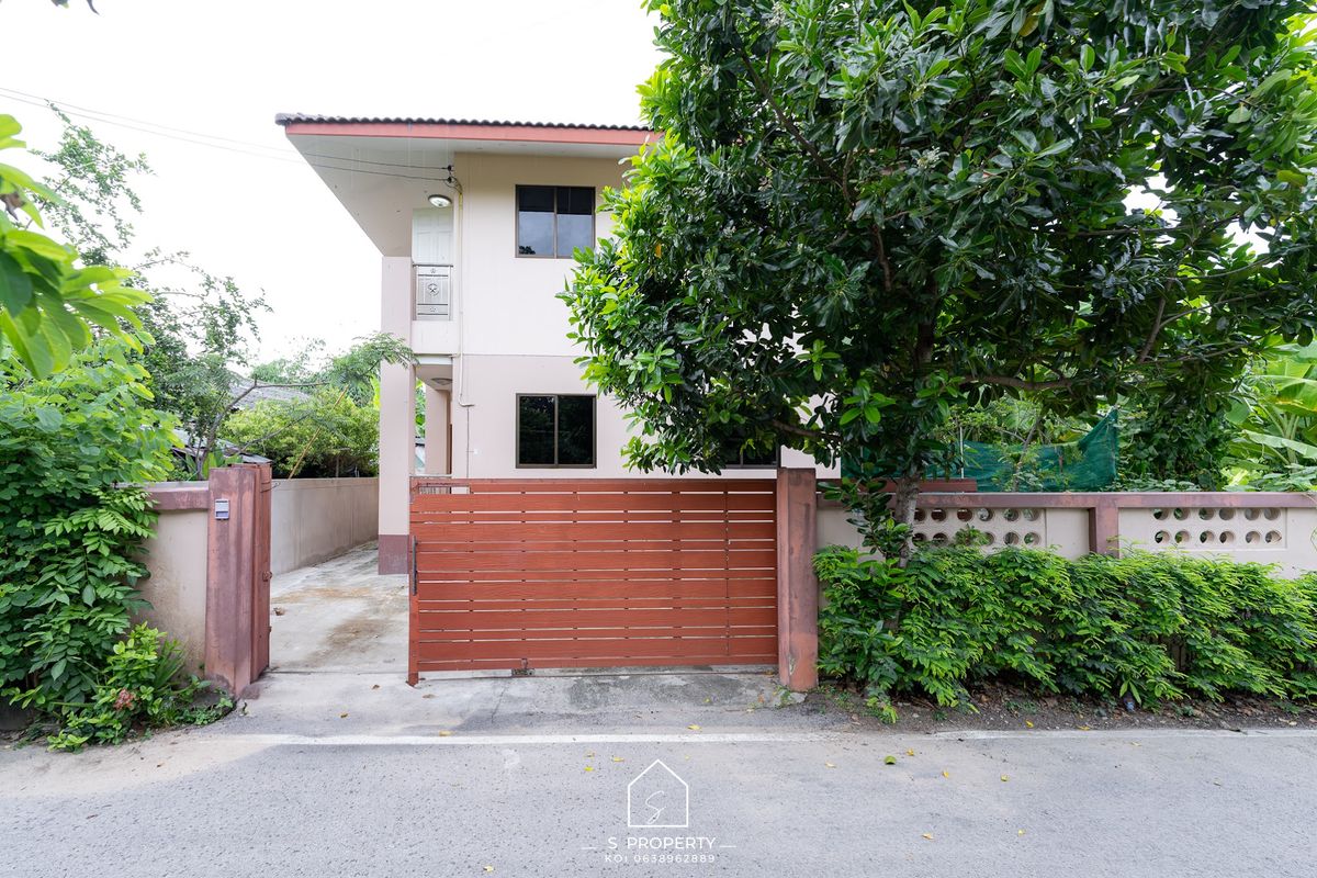 For RentHouseChiang Mai : House for rent Near Daree tevi Hotel Mueang Chiang Mai District, Chiang Mai Province, with furniture .