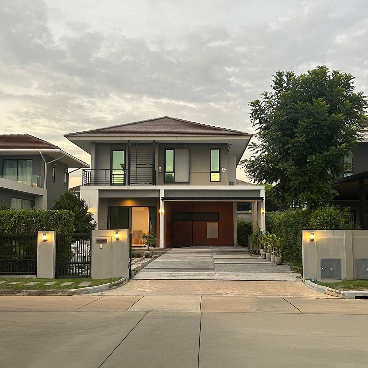 ขายบ้านปิ่นเกล้า จรัญสนิทวงศ์ : ขายบ้านเดี่ยว หมู่บ้านเศรษฐสิริ จรัญ-ปิ่นเกล้า พื้นที่ 78 ตร.ว. พื้นที่ใช้สอย 175 ตร.ม. 4 ห้องนอน ทิศใต้