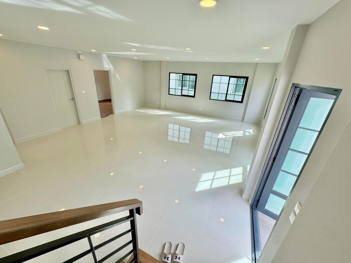 ขายบ้านบางนา แบริ่ง ลาซาล : ขายบ้านเดี่ยว CENTRO บางนา ติดสวนสนามเด็กเล่น | 5 นาทีถึง Mega Bangna บ้านแบบ Devy 230 ตร.ม. | ทิศใต้รับลม