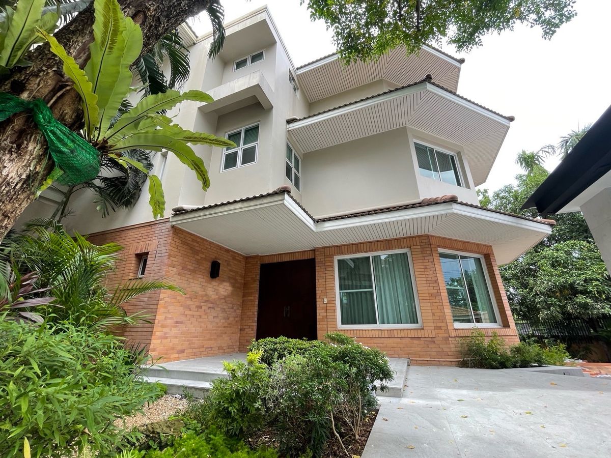 ให้เช่าทาวน์โฮมพระราม 9 เพชรบุรีตัดใหม่ RCA : Hot For Rent Townhome in Compound Security at Soi Soonvijai (Petchaburi 47) Near International Bangkok Hospital and International School for Your Kids , Welcome Pet Allowed.