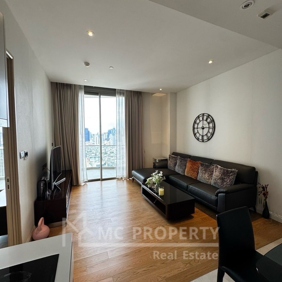 ให้เช่าคอนโดวงเวียนใหญ่ เจริญนคร : ไอคอน Magnolias Waterfront SIAM 1 BEDROOM 61SQM ให้เช่าเพียง 60,000 กรุณาติดต่อ 0816878954