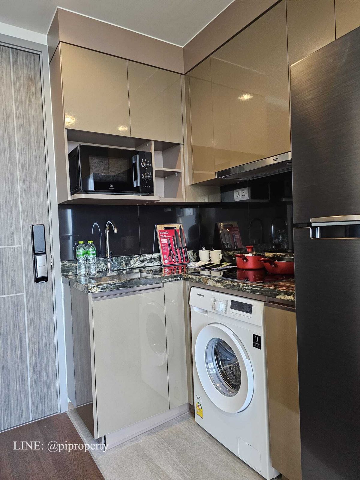 ให้เช่าคอนโดอารีย์ อนุสาวรีย์ : ดูเพล็กซ์ชั้นสูง 2 ห้องนอน ให้เช่า ไอดีโอ คิว วิคตอรี่ 0 เมตร จาก BTS ชัยชนะ และศตวรรษที่ลานภาพยนตร์ โรงเรียนและโรงพยาบาลที่ดีโดยรอบ