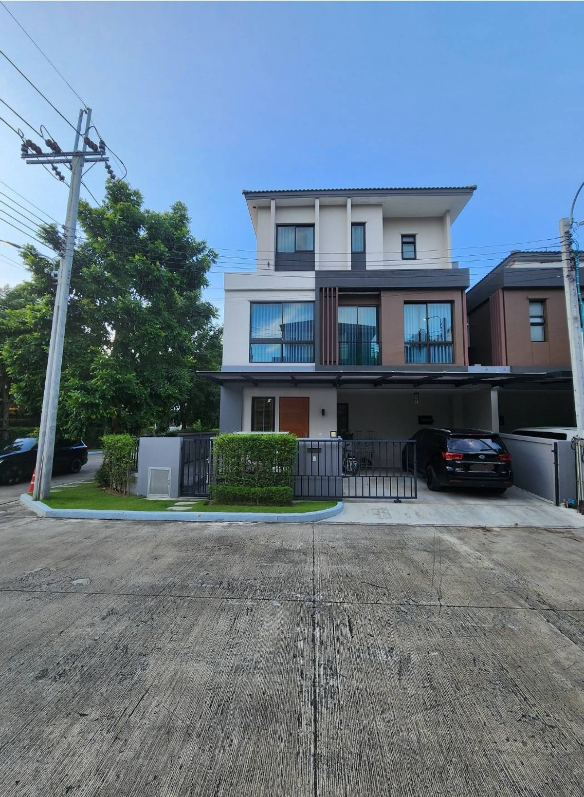 ขายท่าพระ ตลาดพลู วุฒากาศ : บ้านหรู 5 ห้องนอน ใจกลาง Ninya Kallapaphruek พื้นที่กว้าง 230 ตรม. พร้อมที่ดิน 38.3 ตร.ว. ราคา 10.49 ลบ.