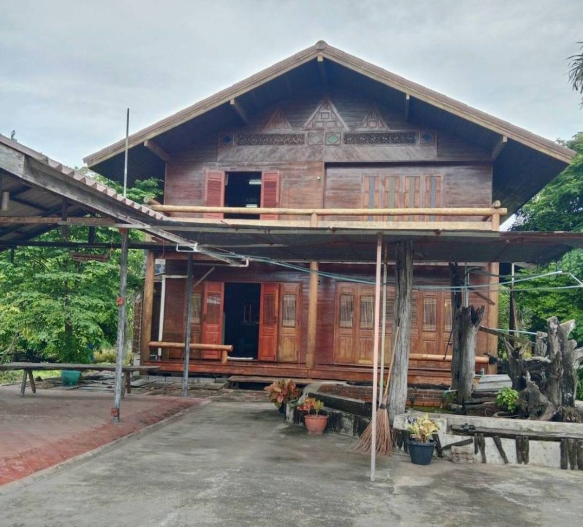 ขายบ้านสุพรรณบุรี : ขายบ้านไม้พร้อมที่ดิน 3 ไร่ 3 งาน บ้านสวยไม้สักทอง พร้อมอยู่ ตำบลตลิ่งชัน เมืองสุพรรณบุรี