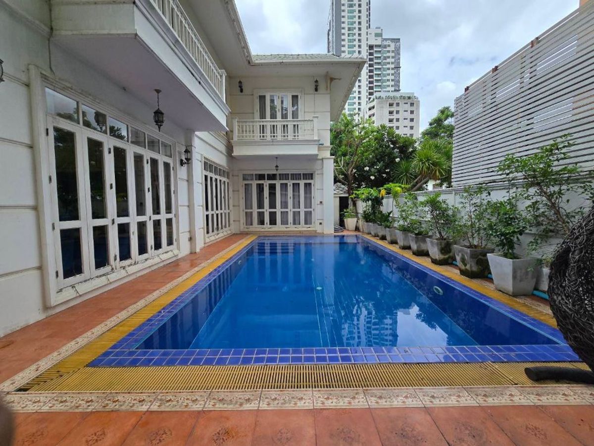 ขายบ้านสุขุมวิท อโศก ทองหล่อ : ขายบ้านเดี่ยว 2 ชั้น พร้อมที่ดิน ขนาด 133.7 ตรว. สุขุมวิท 33 ตรงข้ามห้างเอ็มสเฟียร์ ใจกลางสุขุมวิท ใกล้ BTS พร้อมพงษ์ และ EmDistrict