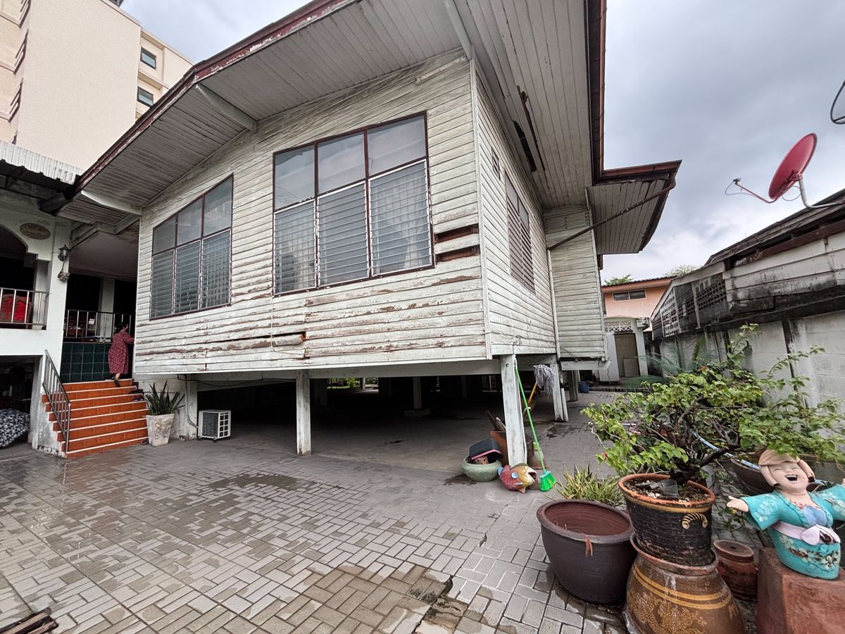 ขายบ้านนวมินทร์ รามอินทรา : >>> ขายบ้านเดี่ยว ทรงไทย พื้นที่เยอะมาก 132 ตรว ติดรถไฟฟ้าสถานีลาดปลาเค้าเพียง 200 เมตร 