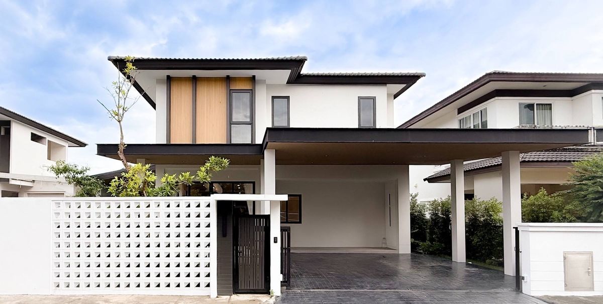 For SaleChiang Mai : Two-storey pool villa for sale  4 bedrooms 4 bathrooms and 2 parkings.