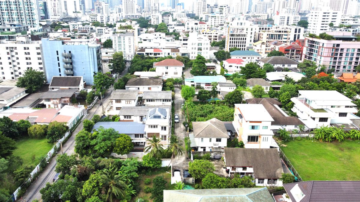 For RentOfficeSukhumvit, Asoke, Thonglor : Rental Home Office 3 floors, more than 1000 square meters of living space