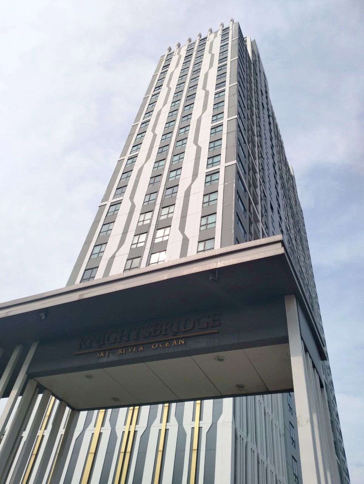 ขายคอนโดสมุทรปราการ สำโรง : Foreigner Quota ขายคอนโด Knightsbridge Sky River Ocean ราคา 1,990,000 บาท [YRs250204]