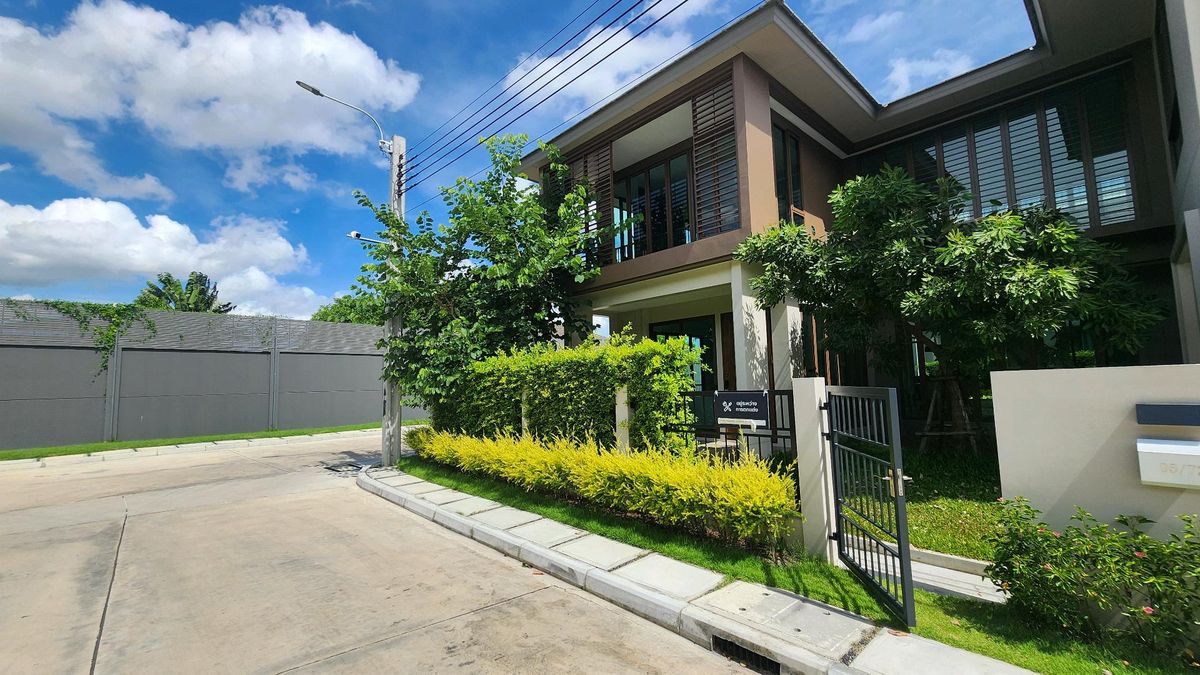 ให้เช่าบ้านพัฒนาการ ศรีนครินทร์ : Burasiri Krungthepkreetha | ให้เช่าบ้านเดี่ยวหลังมุม 4 ห้องนอน 2 ที่จอดรถ หน้ากว้าง แต่งสไตล์ Japandi สะอาดสะอ้าน น่าอยู่