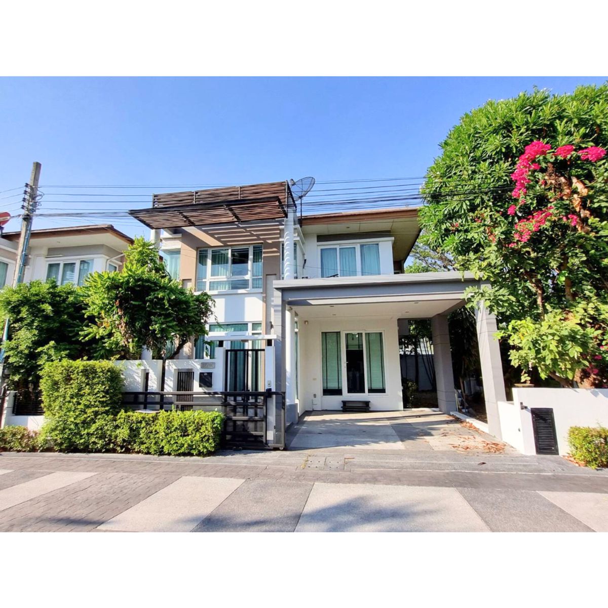For SaleHouseLadprao, Central Ladprao : House for sale, Lat Phrao Soi 1, very good location, Zone Five, Lat Phrao Intersection, area 63.5 sq.w. 3 bedrooms, 3 bathrooms, beautifully decorated near many malls.