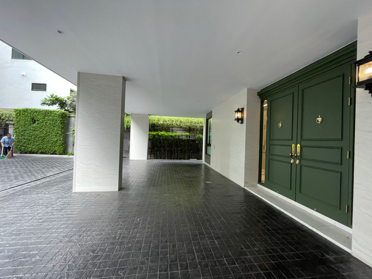 ขายบ้านสุขุมวิท อโศก ทองหล่อ : ขายด่วน บ้าน Super Luxury ใจกลางเอกมัย 10  ลาวิสต้า เพรสทีจ วิลเลจ ตกแต่งครบ 4 ชั้น 4 ห้องนอน 4 ห้องน้ำ 4 ที่จอดรถ พร้อมลิฟต์ส่วนตัว บ้านหลังมุม คุ้มค่าทุกตารางนิ้ว