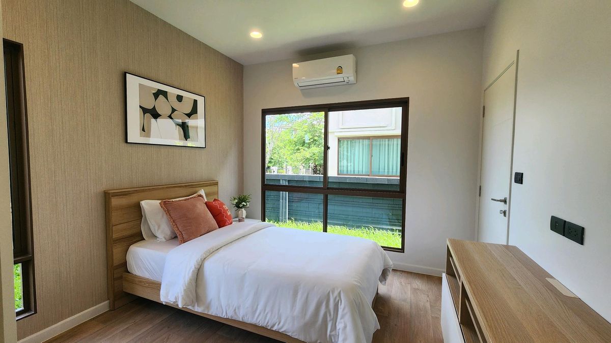 ให้เช่าบ้านพัฒนาการ ศรีนครินทร์ : Burasiri Krungthepkreetha | ให้เช่าบ้านเดี่ยวหลังมุม 4 ห้องนอน 2 ที่จอดรถ หน้ากว้าง แต่งสไตล์ Japandi สะอาดสะอ้าน น่าอยู่