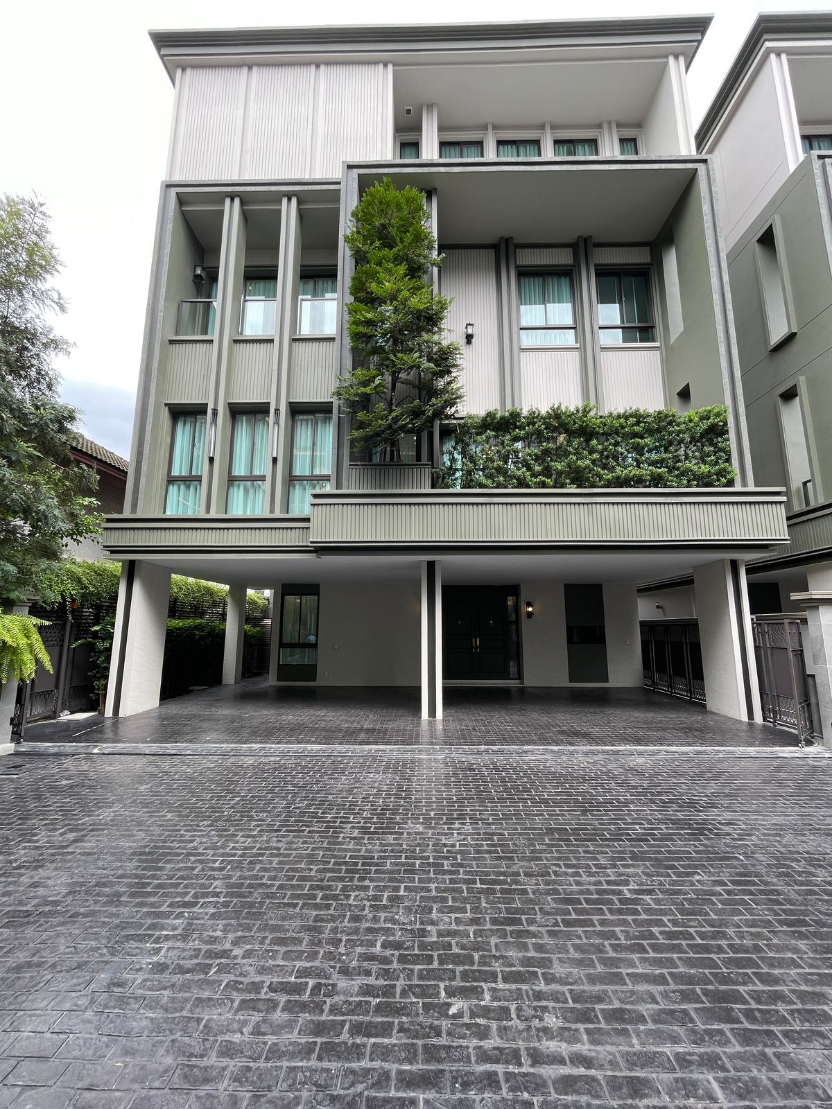 ขายบ้านสุขุมวิท อโศก ทองหล่อ : ขายด่วน บ้าน Super Luxury ใจกลางเอกมัย 10  ลาวิสต้า เพรสทีจ วิลเลจ ตกแต่งครบ 4 ชั้น 4 ห้องนอน 4 ห้องน้ำ 4 ที่จอดรถ พร้อมลิฟต์ส่วนตัว บ้านหลังมุม คุ้มค่าทุกตารางนิ้ว