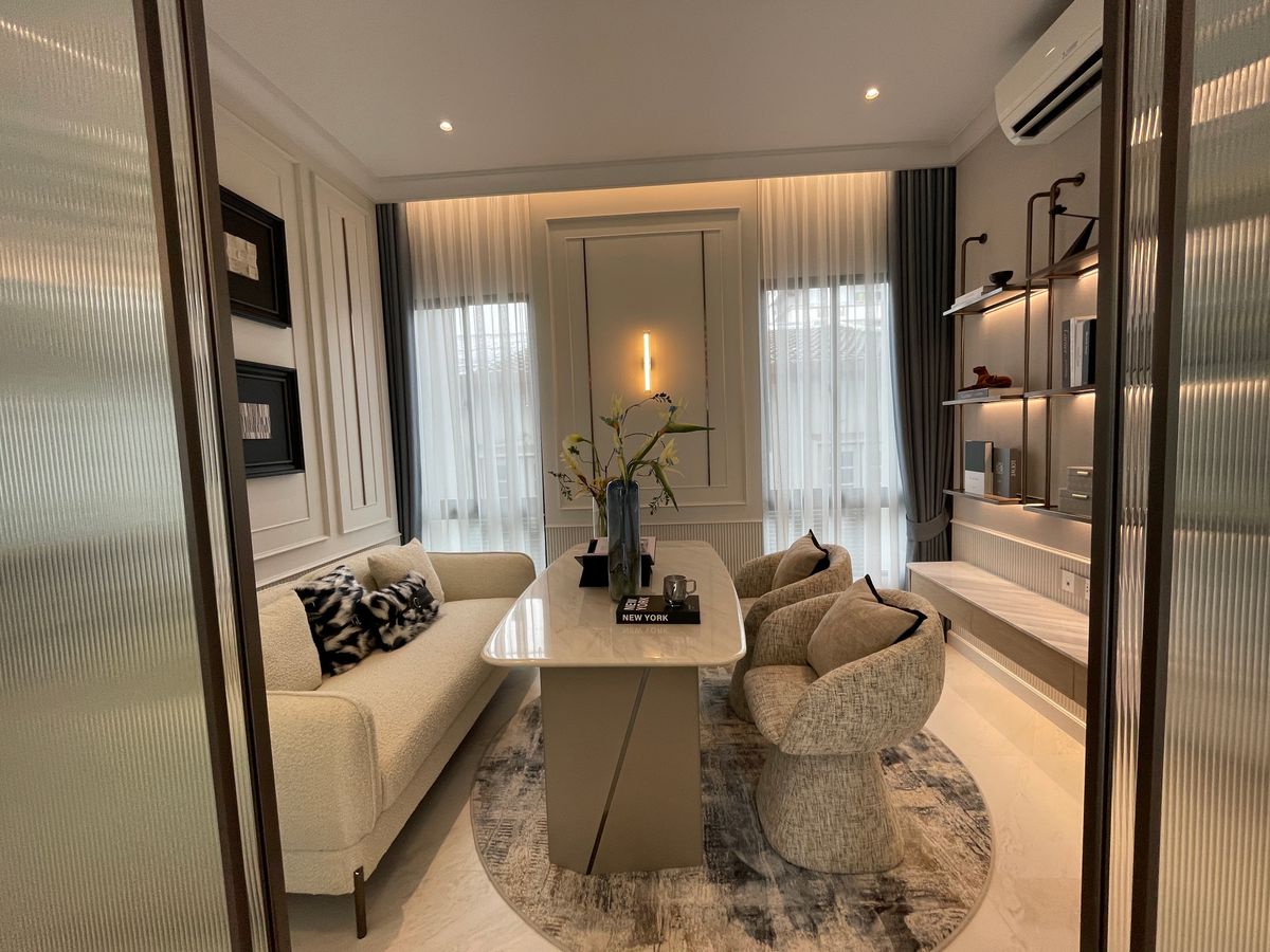 For SaleHouseSukhumvit, Asoke, Thonglor : [RARE ITEM] Luxurious corner mansion Lavista Ekkamai 10 | 429 sq m. Superior life in the heart of Ekkamai—fully decorated. Ready to move in!