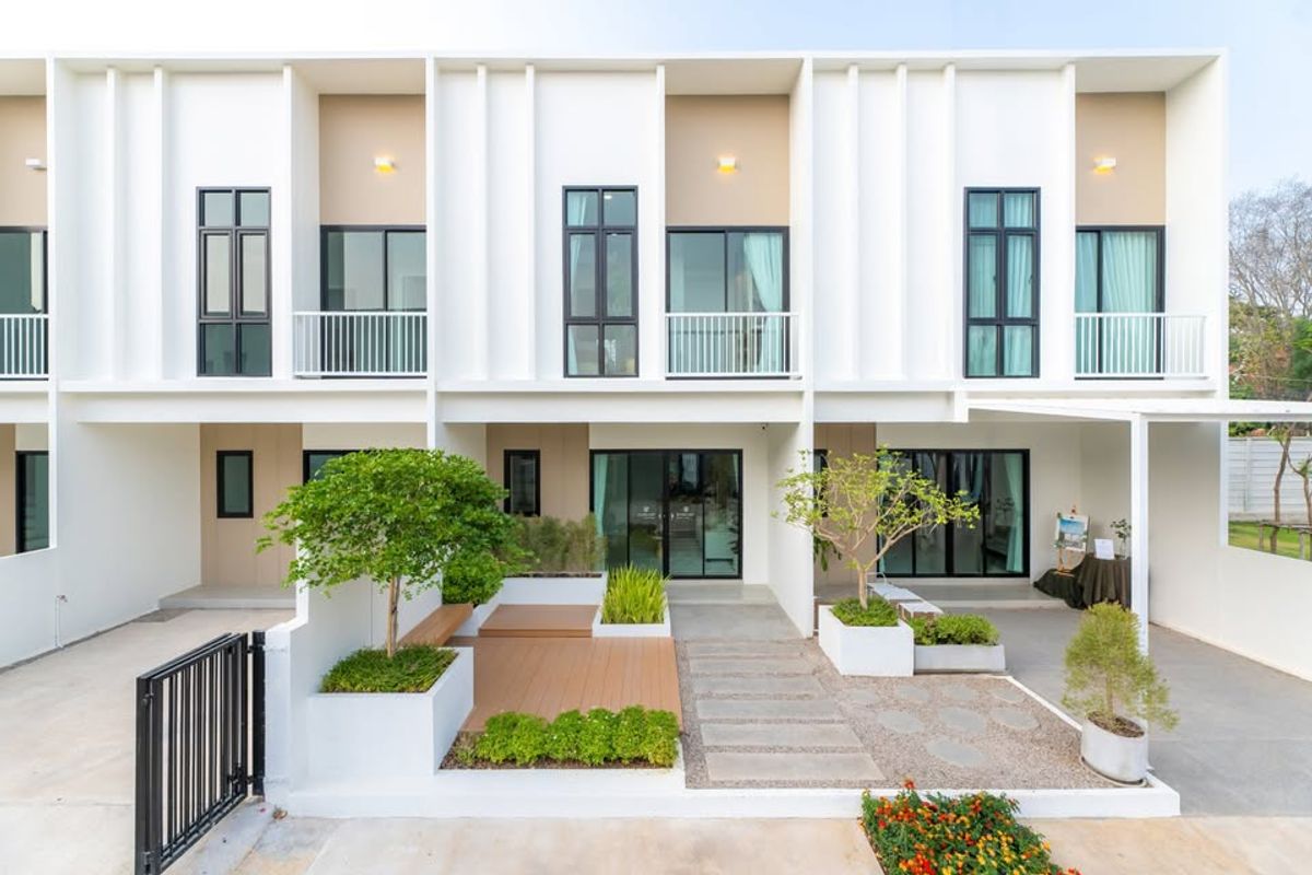 For SaleTownhomeChiang Mai : Two-storey townhouse for sale 3 bedrooms 3 bathrooms and 2 parkings.