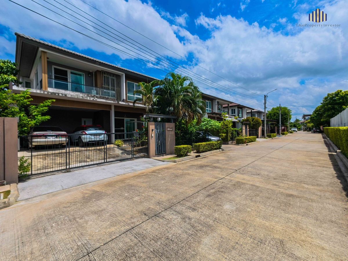 ขายบ้านบางแค เพชรเกษม : ขายบ้านเดี่ยว มัณฑนา กัลปพฤกษ์-วงแหวน (Mantana Kalapapruk – Wongwaen) ตำแหน่งบ้านดี หน้าบ้านหันหน้าเข้ากำแพงโครงการ ให้ความเป็นส่วนตัว ทำเลดีติดถนนใหญ่ เดินทางเข้า-ออกเมืองสะดวก 