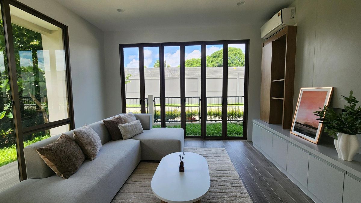 ให้เช่าบ้านพัฒนาการ ศรีนครินทร์ : Burasiri Krungthepkreetha | ให้เช่าบ้านเดี่ยวหลังมุม 4 ห้องนอน 2 ที่จอดรถ หน้ากว้าง แต่งสไตล์ Japandi สะอาดสะอ้าน น่าอยู่